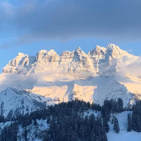 A La Montagne Chalet *